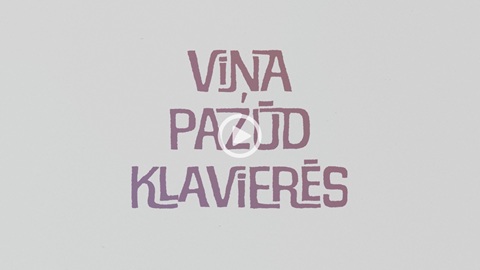 Viņa pazūd klavierēs